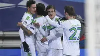 Para pemain Wolfsburg merayakan gol yang dicetak Julian Draxler ke gawang Gent. Gelandang berusia 22 tahun berkebangsaan Jerman itu berhasil mencetak dua gol. (AFP/John Thys)