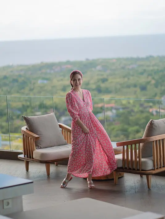 Tak hanya busana polos, Shandy Aulia tampak anggun mengenakan long dress dengan motif bunga. Rambutnya pun ditata rapi dengan menggunakan bandana, makin memesona. (Liputan6.com/IG/@shandyaulia)