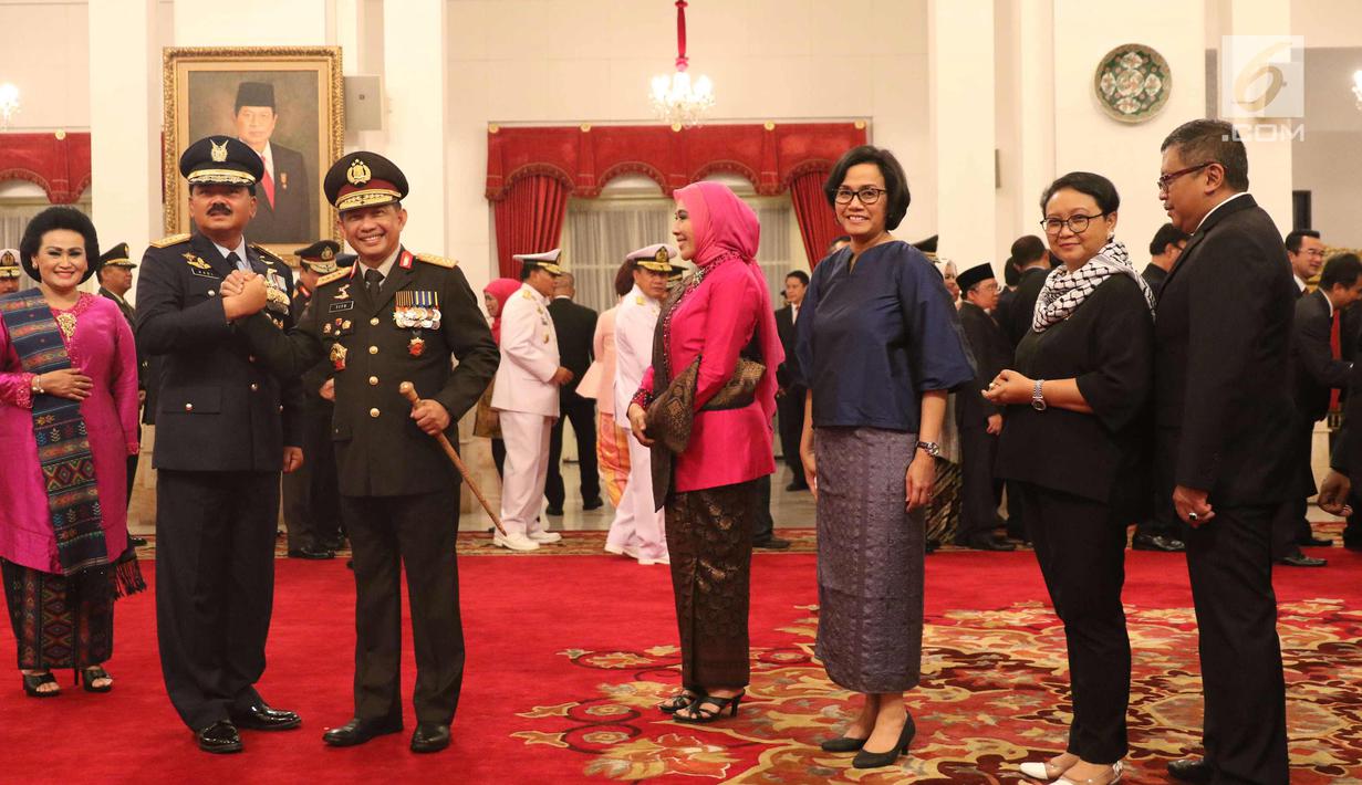 Marsekal Hadi Tjahjanto (kedua kiri) bersama Kapolri Jenderal Tito Karnavian usai upacara pelantikan sebagai Panglima TNI di Istana Negara, Jakarta, Jumat (8/12). Hadi Tjahjanto mengantikan Gatot Nurmantyo. (Liputan6.com/Angga Yuniar)