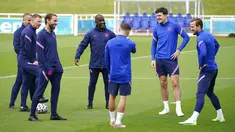 Pelatih Inggris, Gareth Southgate (ketiga kiri) berbicara dengan Harry Kane, Harry Maguire dan asisten Chris Powell selama sesi latihan di St George's Park, Inggris, Sabtu (10/7/2021).  Inggris akan bertanding melawan Italia pada final Euro 2020 di Stadion Wembley. (AP Photo/Dave Thompson)