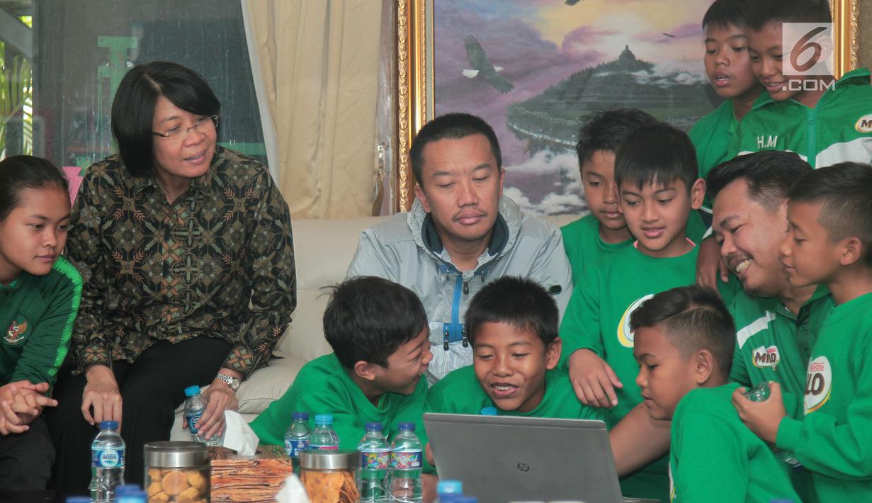 Menpora Imam Nahrawi bersama delapan pemain terbaik MILO Football Championship 2018 menyaksikan video perjalanan dan pelatihan di Barça Academy Barcelona di Jakarta (5/10). (Liputan6.com/Rizky)