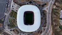Stadion Akron terletak di Zapopan, di negara bagian Jalisco, Meksiko. Zapopan merupakan bagian dari kota metropolitan Guadalajara, salah satu kota terpenting di Meksiko, yang memiliki lanskap yang beragam, termasuk pegunungan, lembah dan danau. (Ulises Ruiz/AFP)