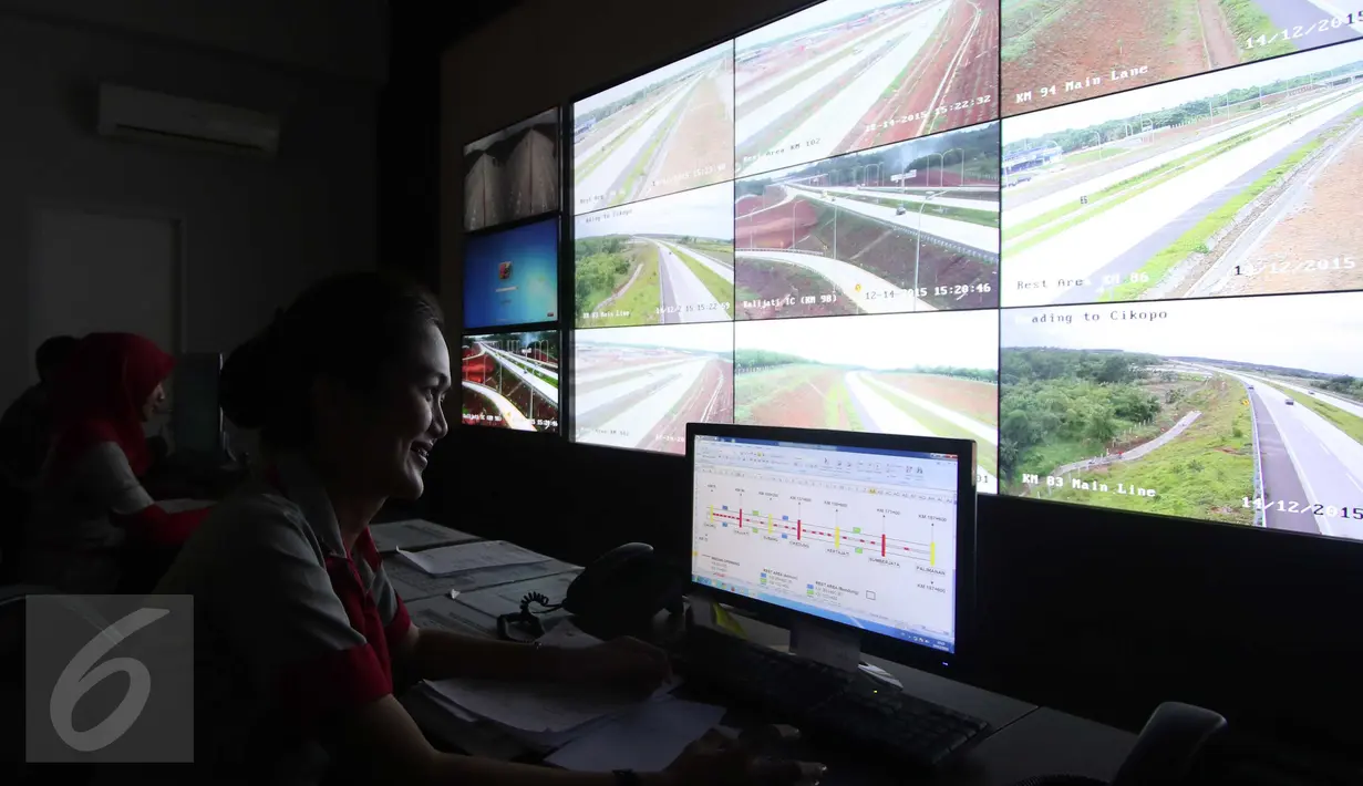 Petugas PT Lintas Marga Sedaya (LMS) melihat Traffic Monitoring Center (TMC) Tol Cikopo-Palimanan di Kantor Operasional LMS Subang, Jabar, Senin (14/12/2015). Sebanyak 24 CCTV tersebar di tol Cipali sepanjang 116,75 Km. (Liputan6.com/Angga Yuniar)