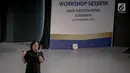 Yuliana Dewi selaku Talent Learning & Management Senior Manager Emtek Group menjadi pembicara dalam Workshop Session gelaran Emtek Goes to Campus (EGTC) 2018 di Universitas Kristen Petra, Surabaya, Selasa (13/11). (Liputan6.com/Faizal Fanani)