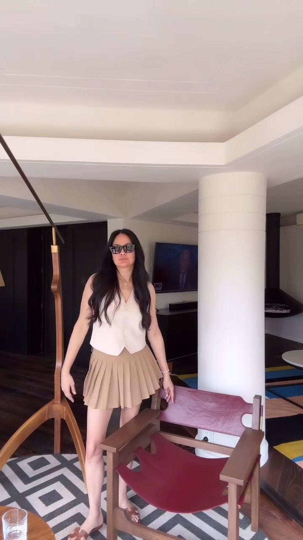 Tampil Kekinian dengan Rok Mini, 7 Potret Donna Harun yang Makin Stunning dan Slay di Usia 57 Tahun