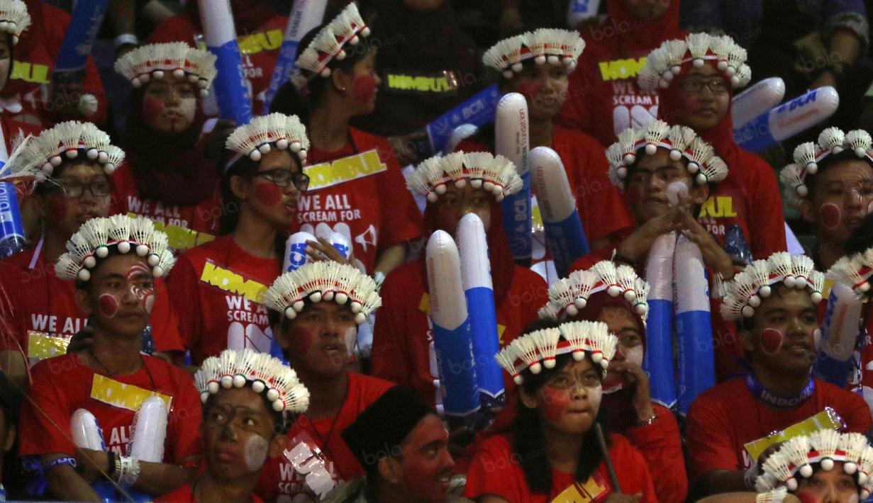 Suporter dengan kostum yang unik dari kok setia mendukung pemain Indonesia pada Turnamen Indonesia Open 2016 di Istora Senayan, Jakarta, Rabu (1/5/2016). (Bola.com/Nicklas Hanoatubun)