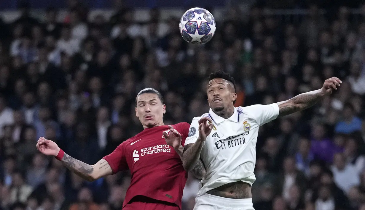 Pemain Liverpol, Darwin Nunez (kiri) berebut bola dengan pemain Real Madrid, Eder Militao pada laga 16 besar Liga Champions 2022/2023 yang berlangsung di Santiago Bernabeu, Madrid, Spanyol, Kamis (16/03/2023) WIB. Laga dimenangkan oleh Real Madrid dengan skor 1-0. (AP Photo/Manu Fernandez)