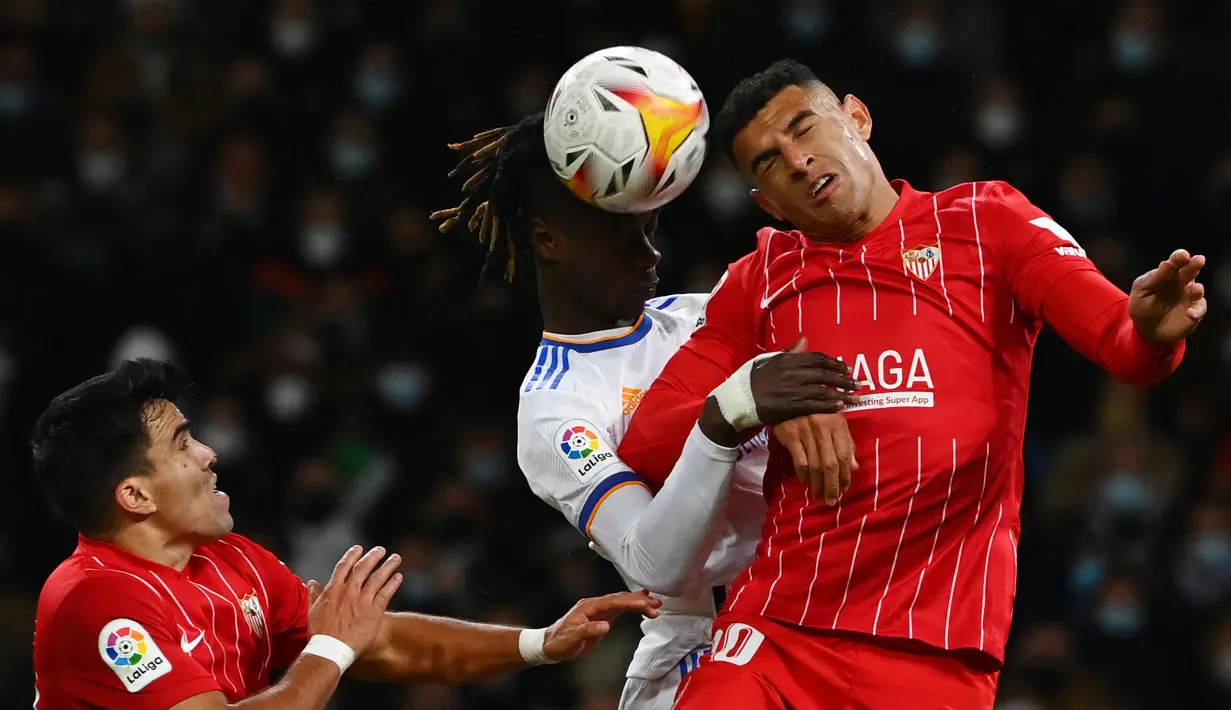 Sejak bergabung pada 2019, Diego Carlos mampu tampil solid di lini pertahanan Sevilla. Musim ini, bek asal Brasil itu telah tampil sebanyak 23 laga dengan mencetak 23 clean sheet. Los Nervionenses juga berhasil menempel ketat Real Madrid di posisi kedua dengan selisih 4 poin. (AFP/Gabriel Bouys)