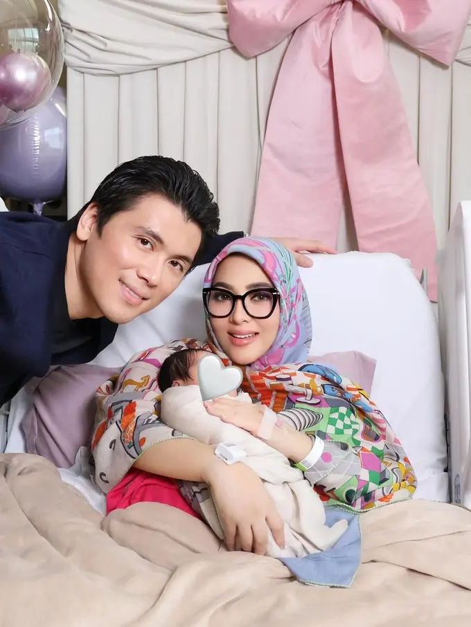 6 Gaya Mahal Syahrini Momong Princess R, Serba Hermes dari Selimut Rp19 Juta hingga Tas Rp700 Juta-an