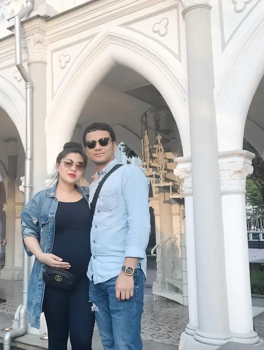 Seperti saat menikah di mana keduanya memilih adat Jawa yang begitu kental, pasangan suami istri ini kembali menamakan anaknya juga kental mengandung unsur Jawa, Abimanyu Manggala Nugroho Putro. (Instagram/vickyshu)