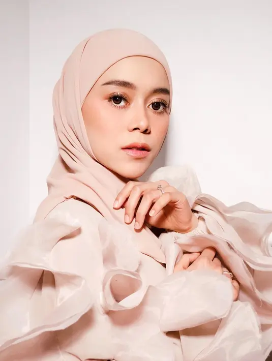 Dengan nuansa makeup rose gold yang super cantik, Lesti Kejora memesona dalam foto ini. Balutan outfit berwarna senada dengan makeupnya ini merupakan salah satu penampilannya yang luar biasa. Foto: Instagram.