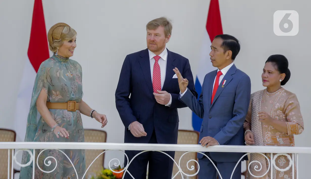 Presiden Joko Widodo didampingi Ibu Negara Iriana berbincang dengan Raja Belanda Willem Alexander dan Ratu Maxima Zorreguieta Cerruti di beranda Istana Bogor, Selasa (10/3/2020). Kunjungan kenegaraan terakhir Raja Belanda dilakukan pada tahun 1995 oleh Ratu Beatrix. (Liputan6.com/Faizal Fanani)