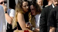 Istri Diogo Jota, Rute Cardoso (tengah, kanan) dan saudara perempuannya bereaksi saat mantan rekan setim Jota membawa peti jenazah selama pemakaman Jota, dan saudaranya, Andre Silva, di Gereja Induk Gondomar, di pinggiran Porto, pada 5 Juli 2025. Penyerang Liverpool, Diogo Jota, dan saudaranya meninggal dalam kecelakaan mobil di Spanyol pada 3 Juli 2025, yang memicu kesedihan yang meluas tepat setelah bintang Portugal itu menikah. (MIGUEL RIOPA/AFP)