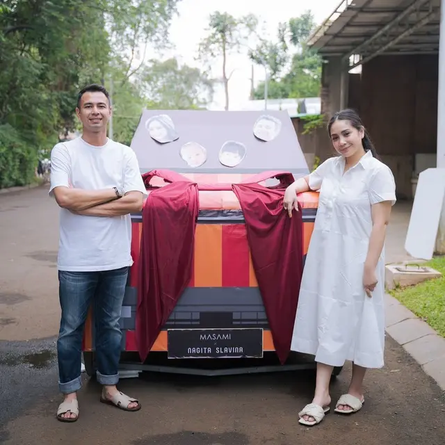 Nagita Slavina Tampil Mewah Pakai Dress Ratusan Ribu saat Dapat Surprise Konser Yura Yunita di Rumah