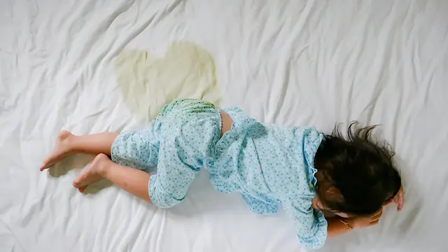 Seorang anak perempuan mengompol pada saat tidur (Foto Dok: Freepik/jes2ufoto)