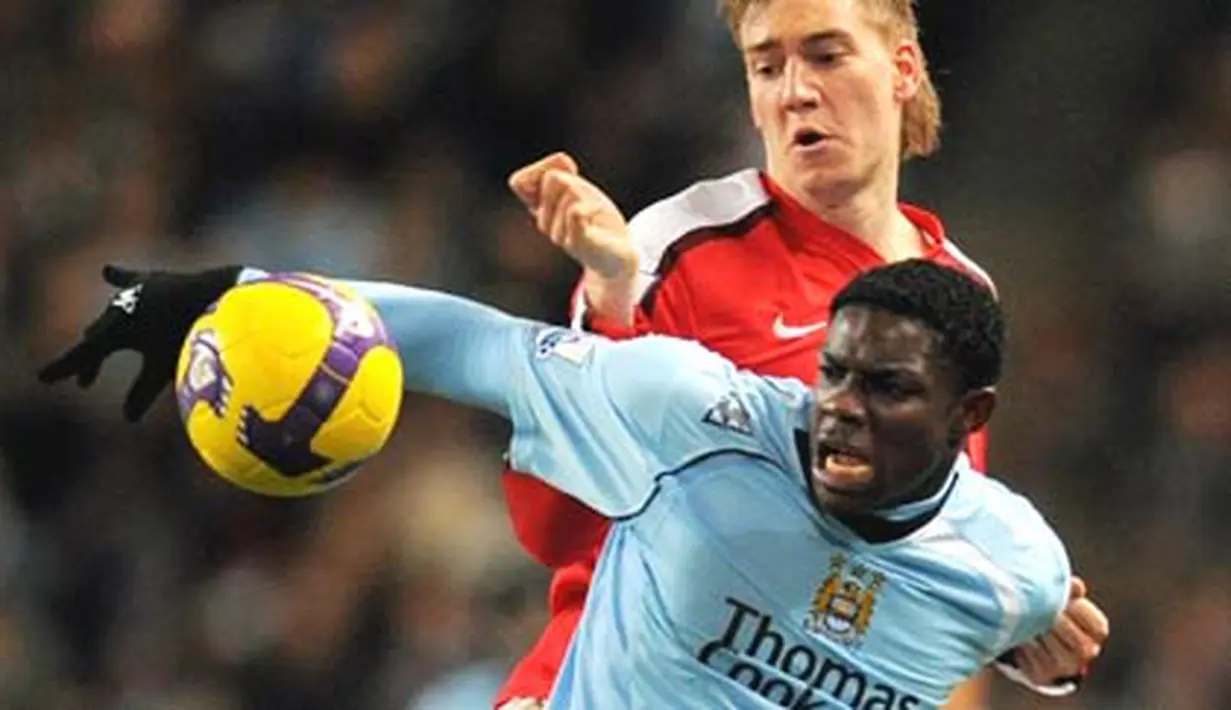 Bek Manchester City, Micah Richards (depan) berebut bola dengan striker Arsenal, Nicklas Bendtner dalam partai Liga Premier di The City of Manchester Stadium pada 22 November 2008. AFP PHOTO/ANDREW YATES