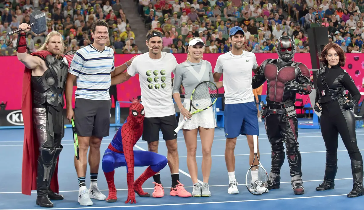 Petenis Kanada Milos Raonic, petenis Swiss Roger Federer, petenis Denmark Caroline Wozniacki dan petenis Serbia Novak Djokovic berpose dengan para superhero Marvel di Australia Terbuka, Melbourne (13/1). (AFP Photo/Paul Crock)