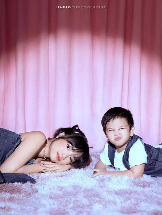 Di slide foto berikutnya, Fuji membagikan momen pemotretannya dengan Gala, keponakannya. Tampil gemas, Gala mengenakan kostum yang serasi dengan Fuji. Ia mengenakan kaus putih polos yang dilapisi dengan vest dari bahan denim yang serasi dengan kostum Fuji, celana panjang, sneakers hitam, dan di beberapa foto, Gala tampak mengenakan topi terbalik. Foto: Instagram.