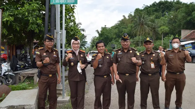 Kajari Garut Neva Sari Susanti bersama sejumlah Kasi Kejari Garut meresmikan Jalan Jaksa Agung ke-4 R. Soeprapto di Garut, Jawa Barat.