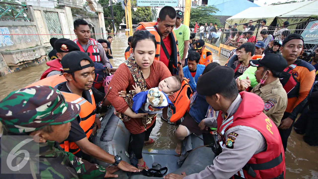 20160421- Perjuangan Petugas Saat Evakuasi Korban Banjir Pondok Gede Permai-Bekasi- Immanuel Antonius