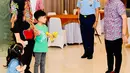 <p>Wali Kota Surakarta Gibran Rakabuming Raka ikut menyambut kepulangan Jokowi. (Foto: Lukas - Biro Pers Sekretariat Presiden)</p>