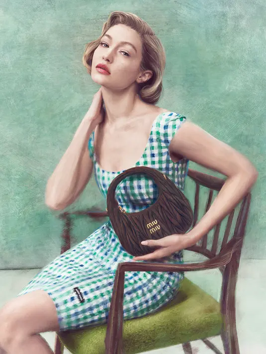 Dengan versi suede, Gigi Hadid kenakan mini dress kotak-kotak hijau yang pamerkan leher jenjangnya [Miu Miu]