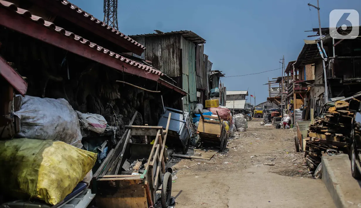 Suasana RT 012/RW 022 Muara Angke, Pluit, Penjaringan, Jakarta Utara, Rabu (30/10/2019). Warga menolak penggusuran permukiman mereka yang akan dibangun Jakarta sewerage system (JSS) atau instalasi pengelolaan air limbah (IPAL) di dekat Waduk Muara Angke. (Liputan6.com/Faizal Fanani)