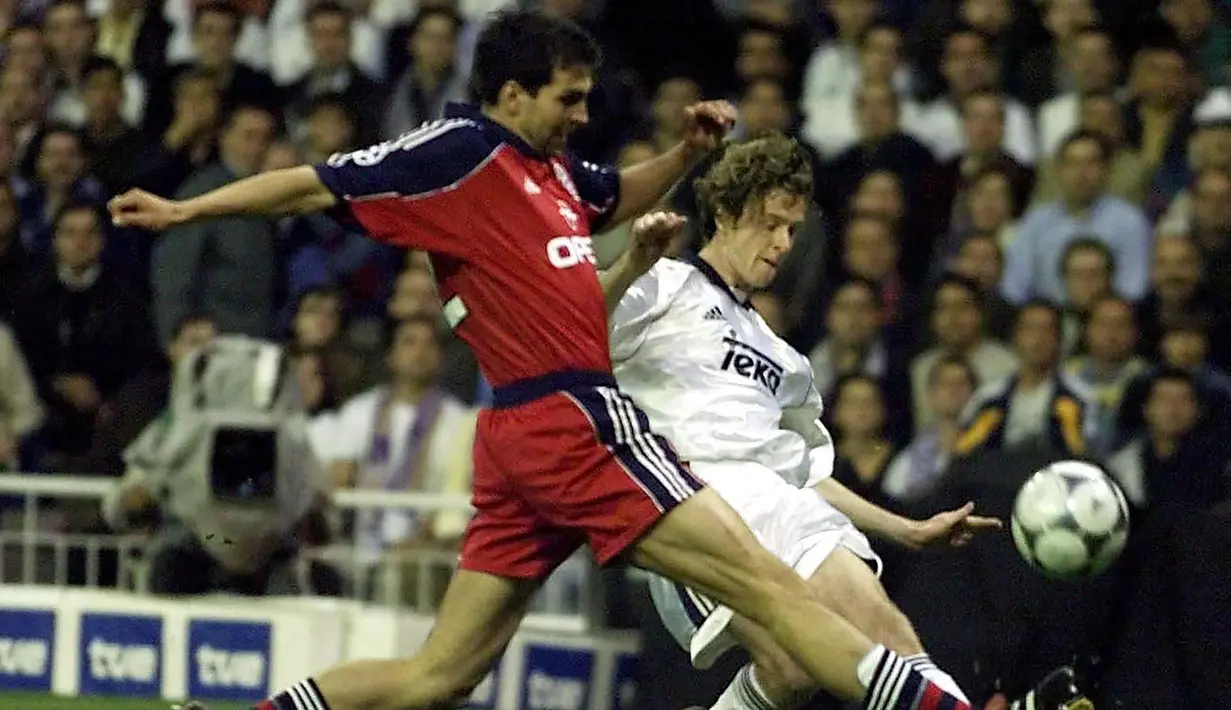 Gelandang Real Madrid, Steve McManaman (kanan) melepaskan umpan yang berusaha dihalangi bek Bayern Munchen, Markus Babbel pada laga semifinal Liga Champions 1999/2000 di Santiago bernabeu Stadium, Madrid (3/5/2000). Empat musim membela Real Madrid mulai 1999/2000 hingga 2002/2003, Steve McManaman mampu mempersembahkan dua gelar Liga Spanyol bagi Los Blancos. Gelar pertama diraihnya pada musim keduanya 2000/2001 dan gelar kedua diraihnya pada musim terakhirnya 2002/2003. (AFP/Christophe Simon)
