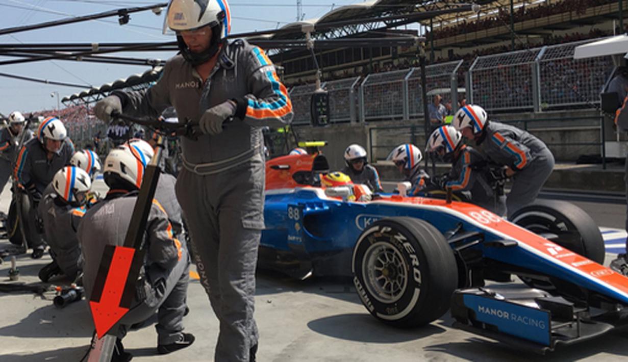 Pebalap Manor Racing asal Indonesia, Rio Haryanto, saat melakukan pit stop pertama F1 GP Hungaria di Sirkuit Hungaroring, Budapest, Minggu (24/7/2016). (Bola.com/Twitter/Manor Racing)
