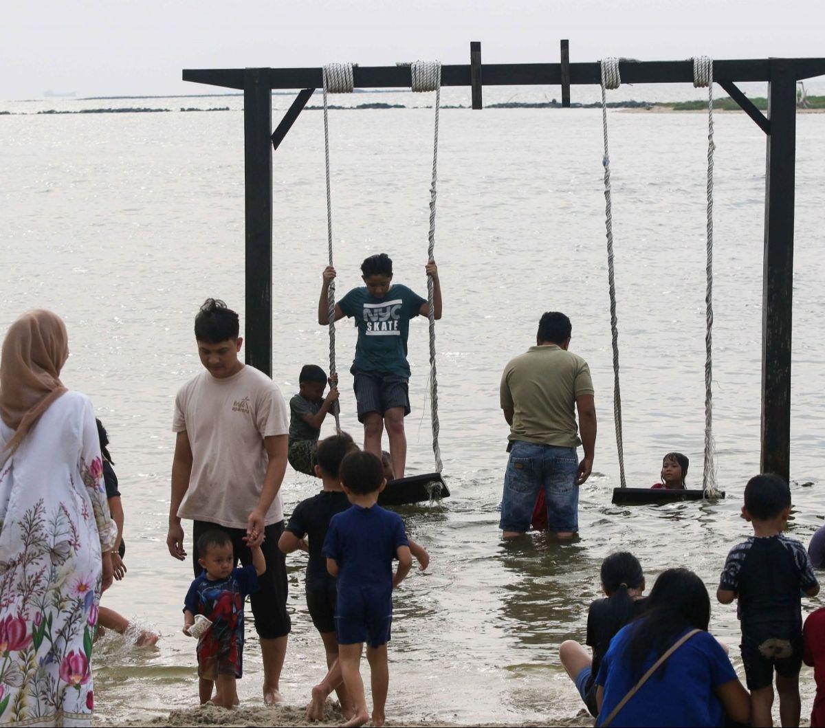 Selain itu, berbagai acara hiburan dan kegiatan menarik juga telah disiapkan oleh pengelola untuk memeriahkan suasana liburan. Foto: Liputan6.com / Herman Zakharia<br>
