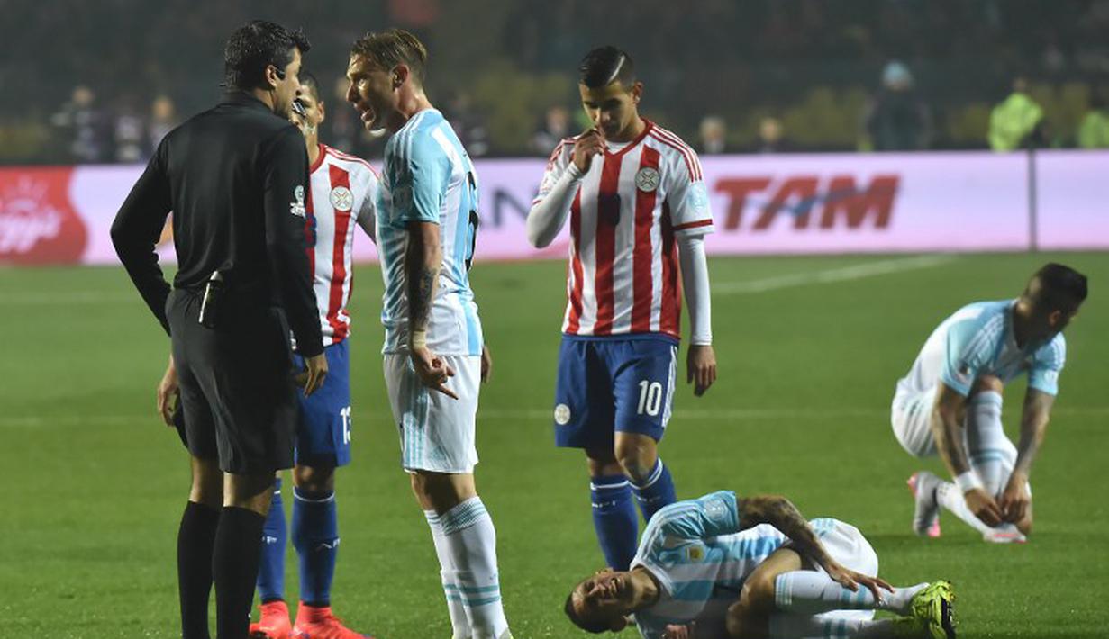 Lucas Biglia sempat memprotes wasit Sandro Ricci. (AFP PHOTO /NELSON ALMEIDA)