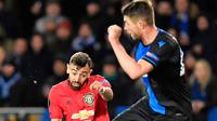 Gelandang Manchester United, Bruno Fernandes berebut bola dengan pemain Club Brugge, Brandon Mechele dalam leg pertama babak 32 besar Liga Europa di Jan Breydelstadion, Kamis (20/2/2020). Manchester United gagal meraih hasil maksimal usai ditahan imbang Club Brugge 1-1. (JOHN THYS / AFP)