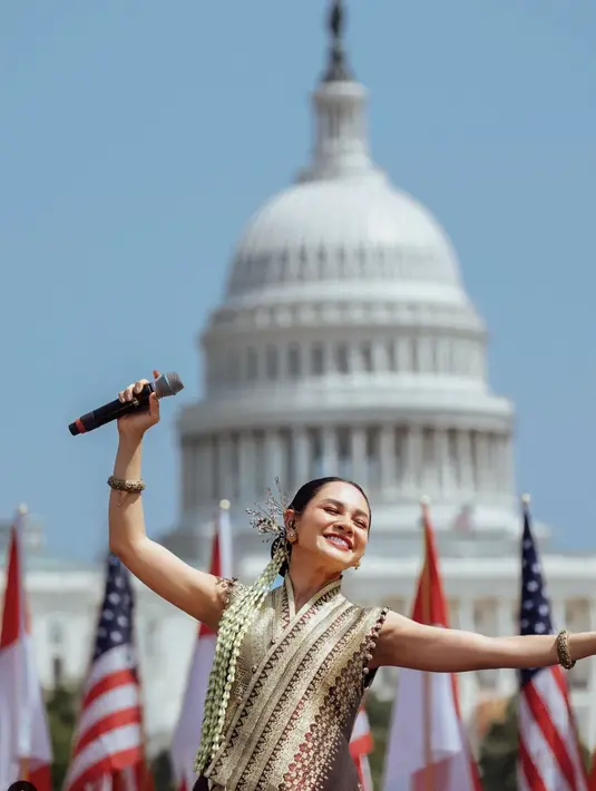 Andien tampil memukau berbalut wastra nusantara saat manggung di depan white house.