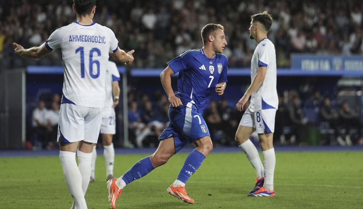 Pemain Italia, Davide Frattesi, melakukan selebrasi setelah mencetak gol ke gawang Bosnia-Herzegovina dalam laga uji coba internasional terakhir jelang Euro 2024 di Stadio Carlo Castellani, Senin (10/6/2024). (Massimo Paolone/LaPresse via AP)