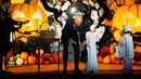 Presiden Joe Biden dan Ibu Negara Jill Biden terlihat bergembira menyambut para tamu dari kalangan anak-anak dan orang dewasa yang berdandan sesuai tradisi Halloween. (Tierney CROSS/AFP)