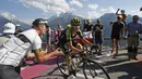 Penonton memberikan semangat kepada pebalap Spanyol, Mikel Nieve pada etape ke-11 Tour de France dari Albertville dan finish di La Rosiere Espace San BernardoPrancis (18/7/2018). Etape ini menempuh jarak 108.5 kilometers. (AP/Christophe Ena )