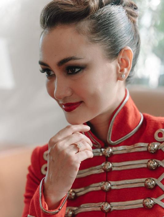 Terinspirasi salah satu pakaian yang dikenakan Raden Saleh semasa hidup, putri Ratna Sarumpaet melenggang ke karpet merah dan seketika memenangkan hati para pencinta mode. Mengenakan atasan lengan panjang merah dengan sejumlah kancing keemasan yang ditata sejajar kanan dan kiri lalu saling terkoneksi. Atasan ini dipadu dengan bawahan panjang yang mekar di bagian dasar. (Foto: Dok. Instagram @atiqahhasiholan).