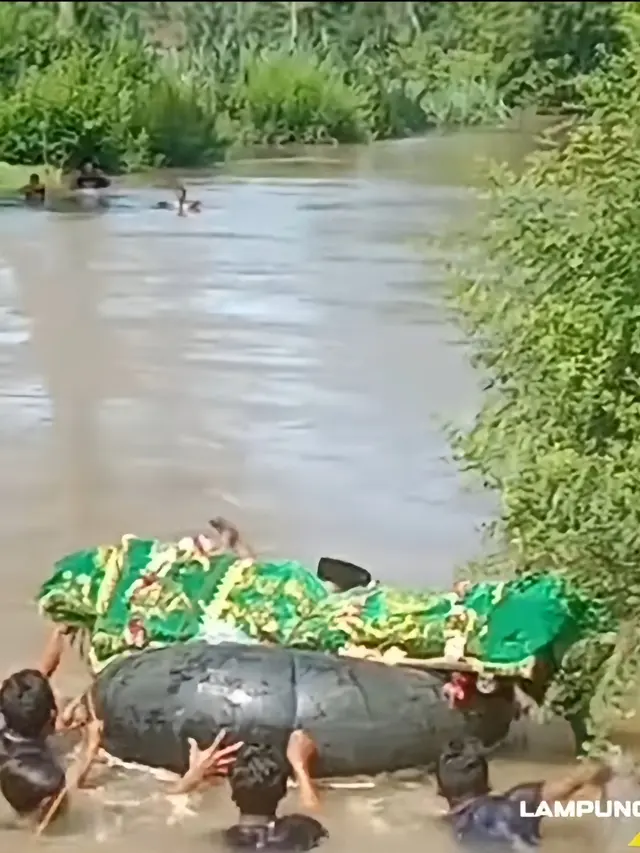 Momen Warga Berenang Bawa Jenazah