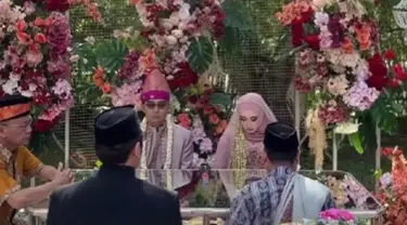 Lewat unggahan penyelenggara pernikahan, Cindy Fatikasari dan Tengku Firmansyah sukses menikahkan Tengku Anataya. Momen pernikahan digelar secara outdoor yang digelar meriah. Kini pemain film Cinta Subuh itu resmi menjadi seorang istri. (Liputan6.com/IG/natacara_weddingorganizer)