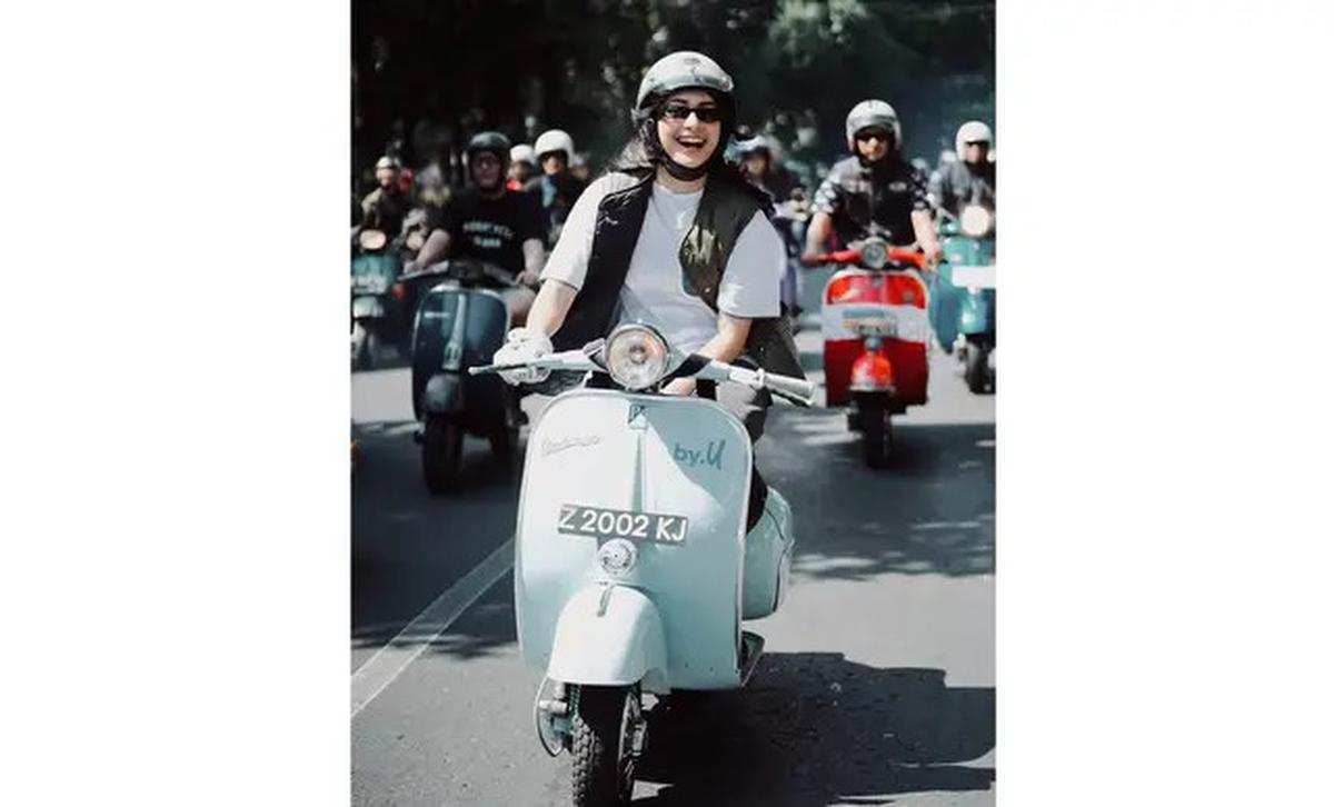 10 Potret Sintya Marisca Kendarai Vespa, Gayanya Curi Perhatian