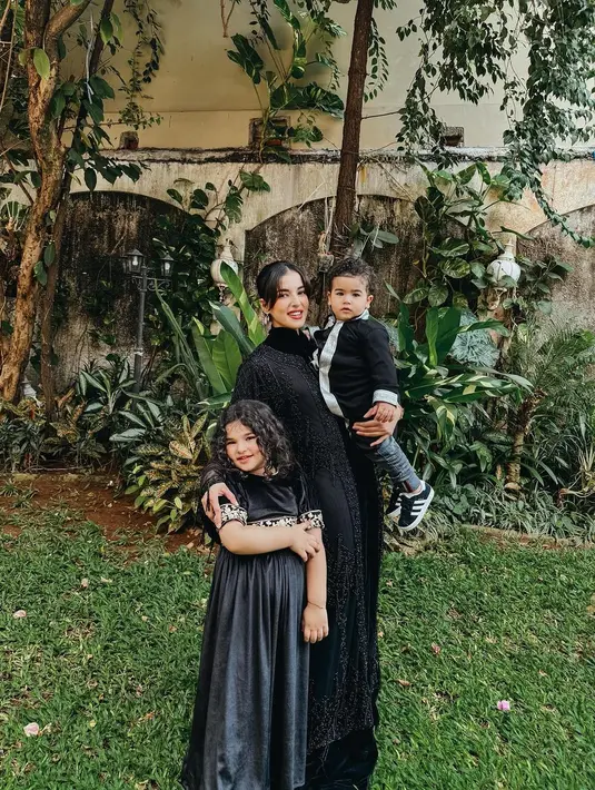 Bagaimana tidak? Keduanya tampil bak sultan Arab dengan gaya yang menggemaskan. [@tasyafarasya]