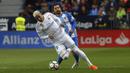 Aksi pemain Real Madrid, Dani Ceballos (depan) mengecoh pemain Malaga, Manuel Iturra pada lanjutan La Liga Santander di Rosaleda stadium, Malaga, (15/4/2018). Madrid menang 2-1. (AP/Miguel Morenatti)