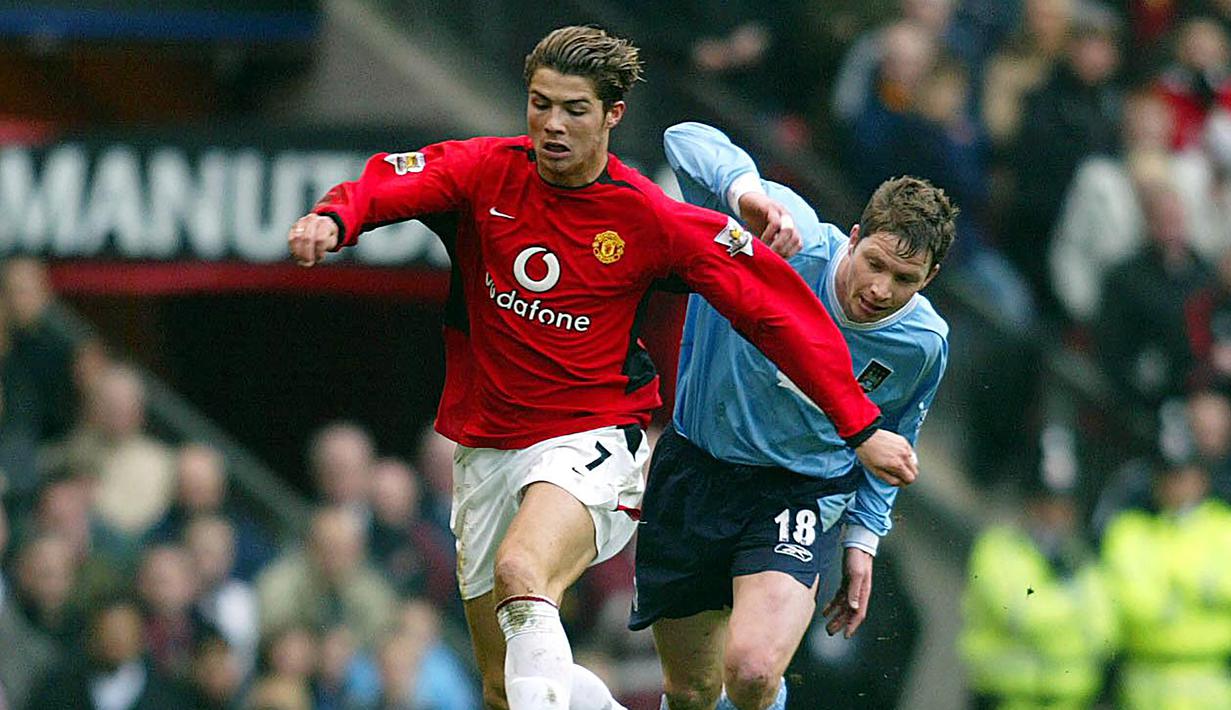 Debutnya di Derby Manchester terjadi saat Manchester United menang 3-1 atas tamunya Manchester City di pekan ke-16 Liga Inggris musim 2003/2004, 13 Desember 2003. Cristiano Ronaldo sendiri masuk sebagai pemain pengganti dan bermain selama 16 menit. (AFP/Steve Parkin)
