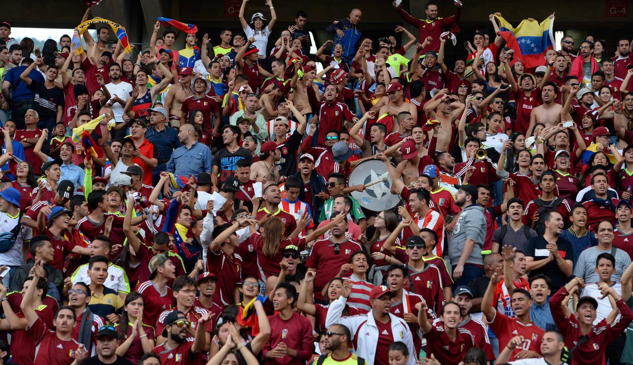 Suporter Venezuela bersorak saat Venezuela memasukan gol ke gawang Argentina pada kualifikasi Piala Dunia 2018 zona Conmebol di Merida, Venezuela, (7/9/2016) WIB. (AFP/Federico Parra)