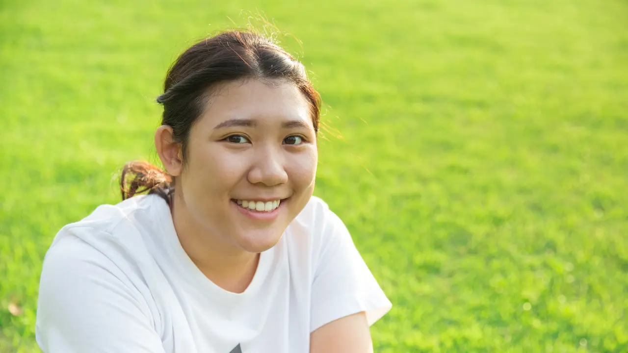 perempuan tersenyum bahagia chubby