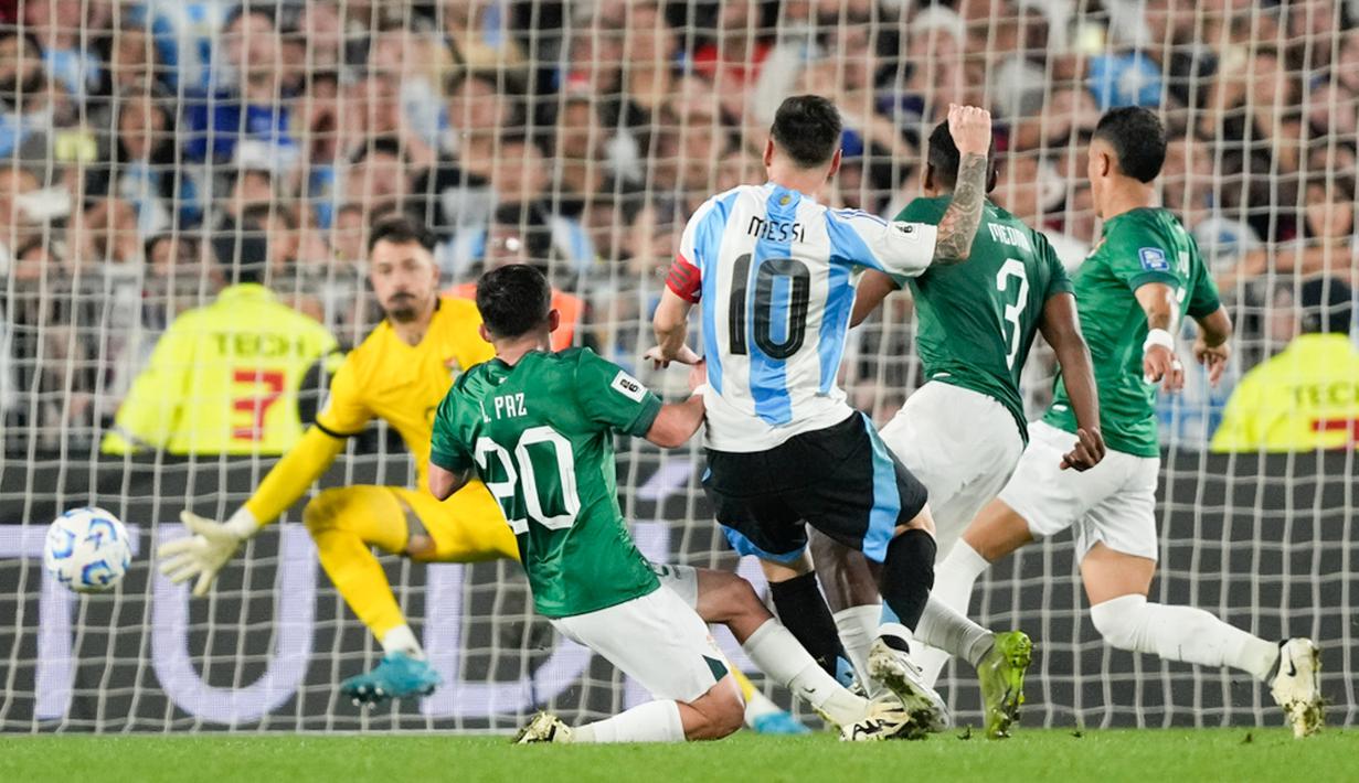 La Pulga memborong tiga dari enam gol Tim Tango ke gawang Bolivia. (AP Photo/Natacha Pisarenko)