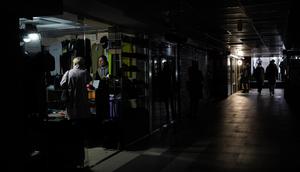 Lampu kemah menerangi toko-toko bawah tanah selama pemadaman listrik di Kiev, Ukraina, 8 November 2022. Ukraina mengklaim bahwa Rusia sengaja menargetkan infrastruktur energi. (AP Photo/Bernat Armangue)