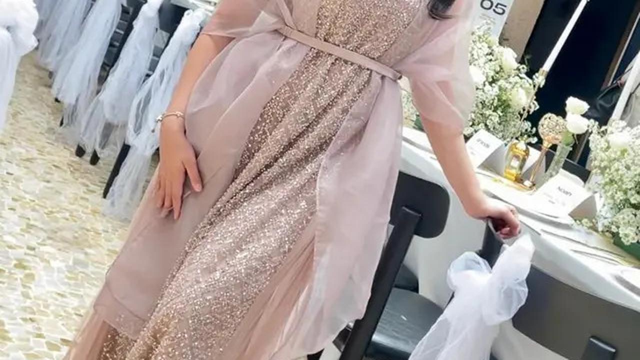 Era Shimmer Belum Berakhir! Intip Gaya Modest Lebaran ala Naura Ayu dengan Crocs