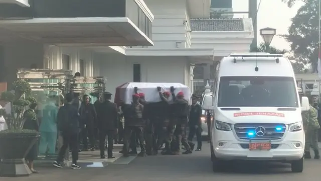 Prajurit TNI membawa jenazah Jenderal TNI (Purn) Ryamizard Ryacudu dari mobil jenazah ke dalam kantor Kementerian Pertahanan, Jakarta Pusat, Senin (1/6/2026).