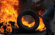 FOTO: Protes Kecurangan Pilpres 2024, Massa Demonstran Bakar Ban di Depan Gedung KPU